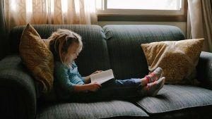 Niña leyendo en el hogar - Promocion de la lectura