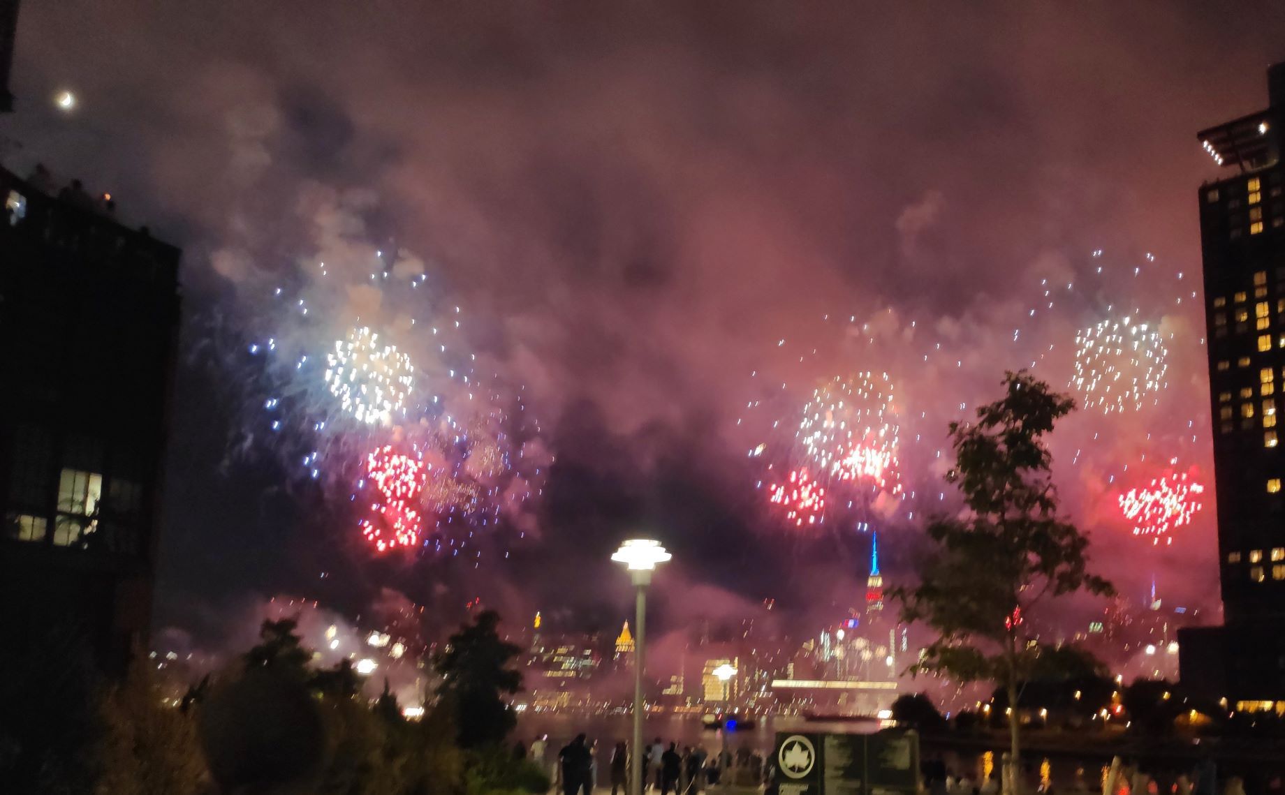 Fuegos artificiales del 4 de julio en Nueva York con niños